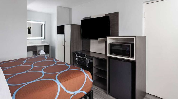 Super 8 by Wyndham Baltimore Northwest Room