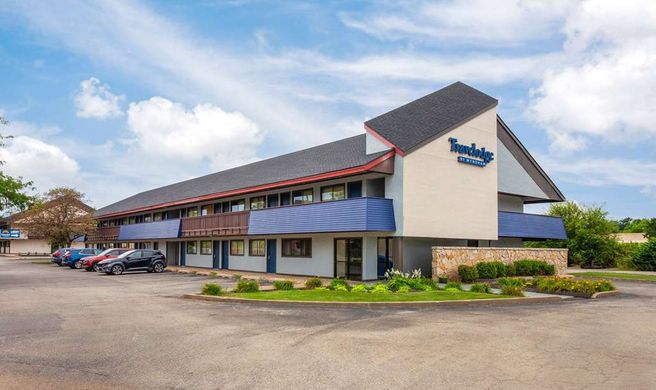 Travelodge by Wyndham Peoria Exterior