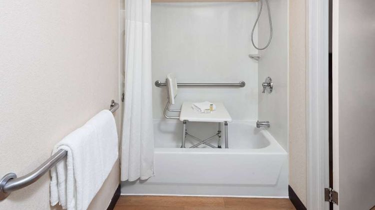 Travelodge by Wyndham Peoria Room