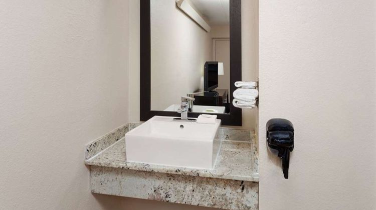Travelodge by Wyndham Peoria Room