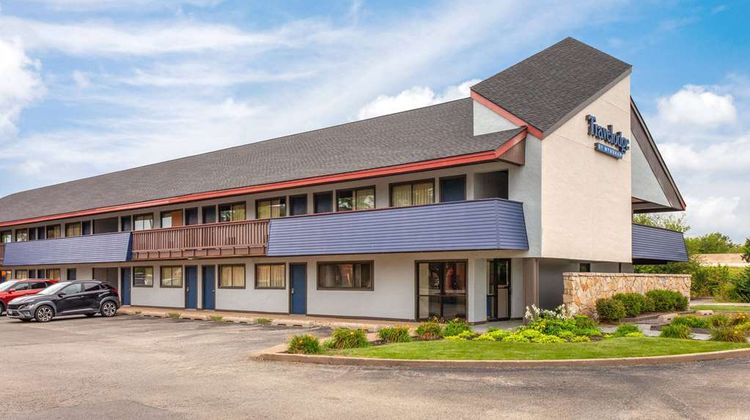 Travelodge by Wyndham Peoria Exterior
