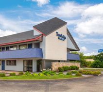 Travelodge by Wyndham Peoria Exterior