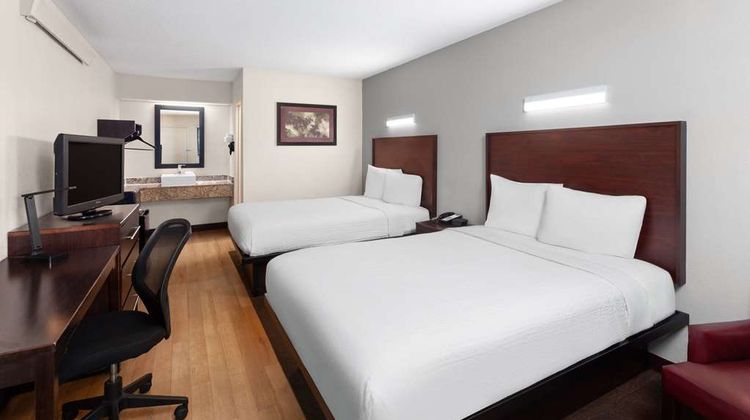 Travelodge by Wyndham Peoria Room