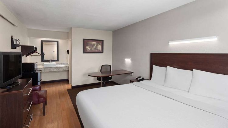 Travelodge by Wyndham Peoria Room