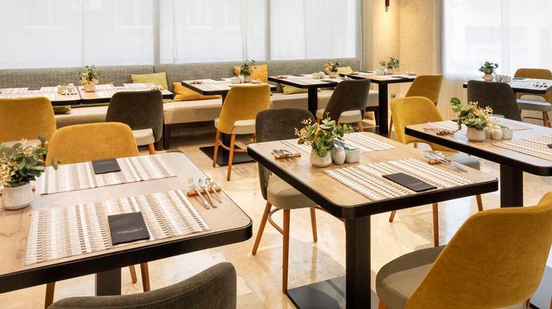 <b>Hotel Catalonia El Retiro Restaurant</b>. Images powered by <a href="https://iceportal.shijigroup.com/" title="IcePortal" target="_blank">IcePortal</a>.