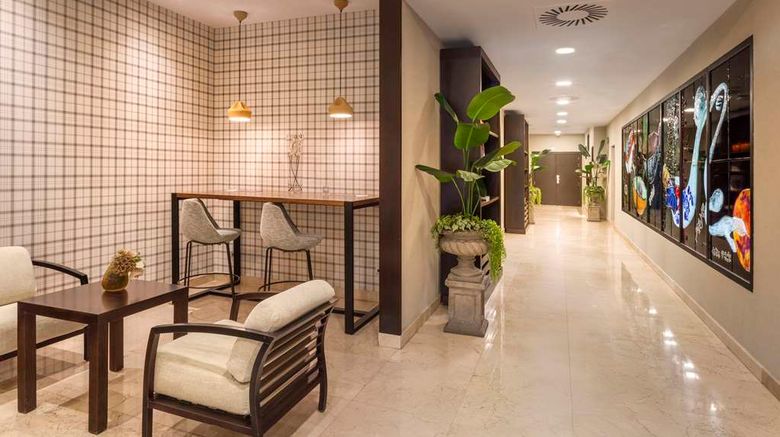 <b>Hotel Catalonia El Retiro Lobby</b>. Images powered by <a href="https://iceportal.shijigroup.com/" title="IcePortal" target="_blank">IcePortal</a>.