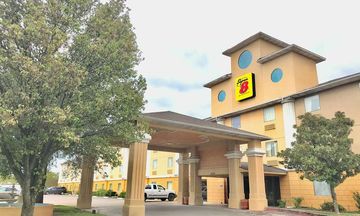 Super 8 by Wyndham Temple I35