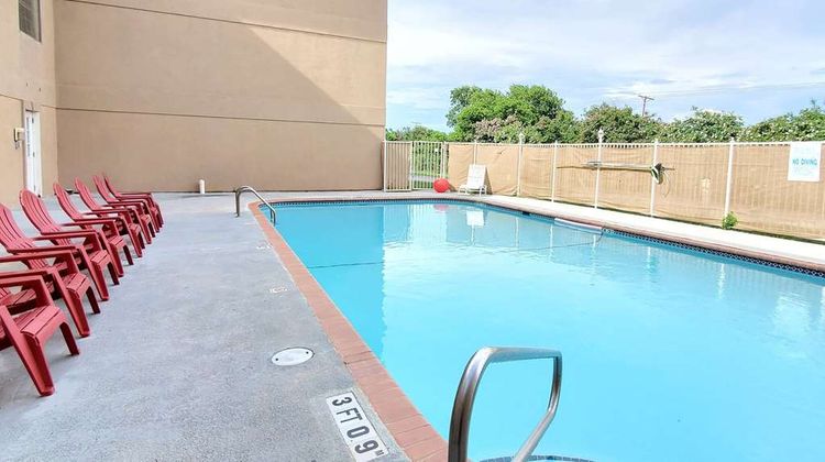 Super 8 by Wyndham Temple I35 Pool