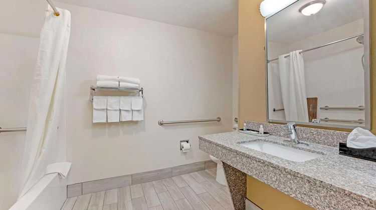 Quality Suites Room