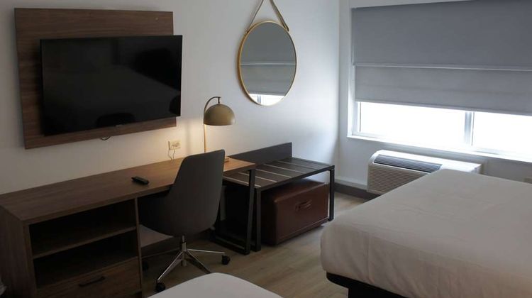La Quinta Inn & Suites by Wyndham Room