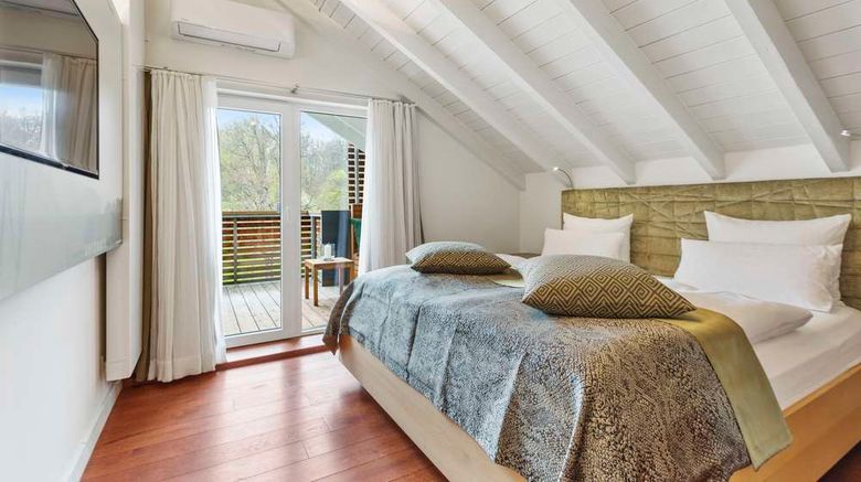 <b>Romantik Hotel Landschloss Fasanerie Suite</b>. Images powered by <a href="https://iceportal.shijigroup.com/" title="IcePortal" target="_blank">IcePortal</a>.