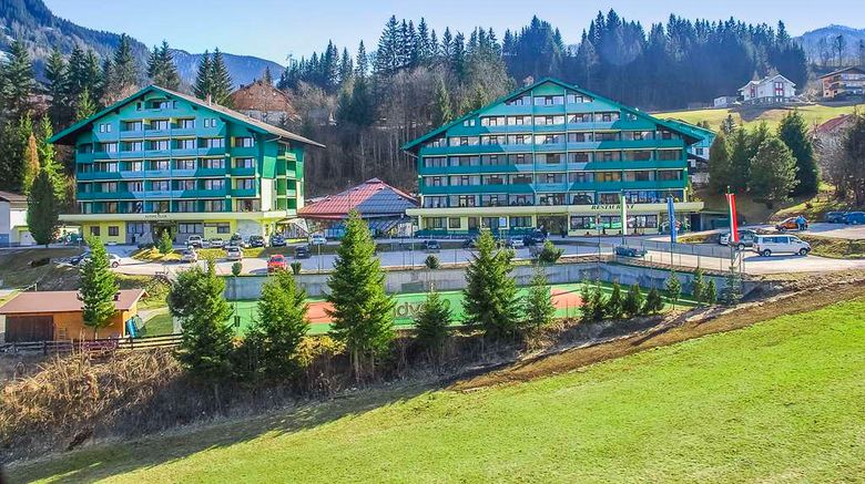 <b>Alpine Club Exterior</b>. Images powered by <a href="https://iceportal.shijigroup.com/" title="IcePortal" target="_blank">IcePortal</a>.