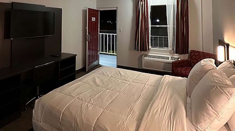 <b>Baymont by Wyndham DMN Airport Room</b>. Images powered by <a href="https://iceportal.shijigroup.com/" title="IcePortal" target="_blank">IcePortal</a>.