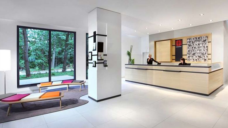 <b>Lindner Hotel Frankfurt Sportpark Lobby</b>. Images powered by <a href="https://iceportal.shijigroup.com/" title="IcePortal" target="_blank">IcePortal</a>.