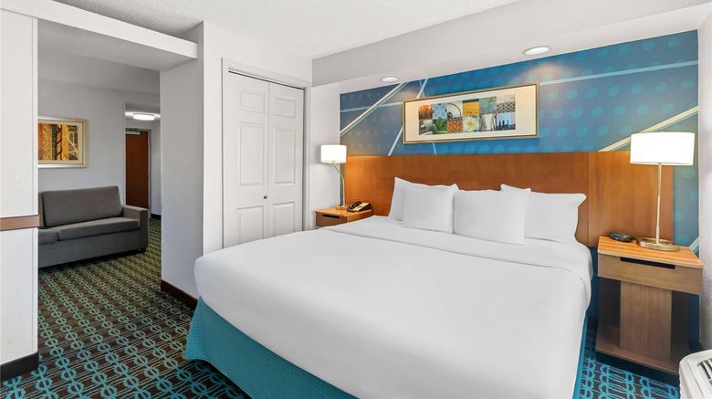 <b>Comfort Inn & Suites Suite</b>. Images powered by <a href="https://iceportal.shijigroup.com/" title="IcePortal" target="_blank">IcePortal</a>.