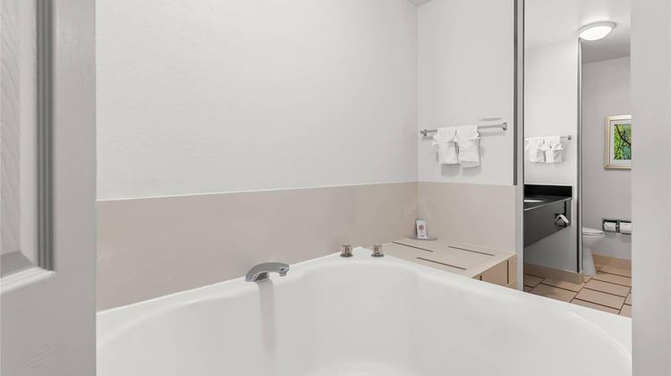 Comfort Inn & Suites Room