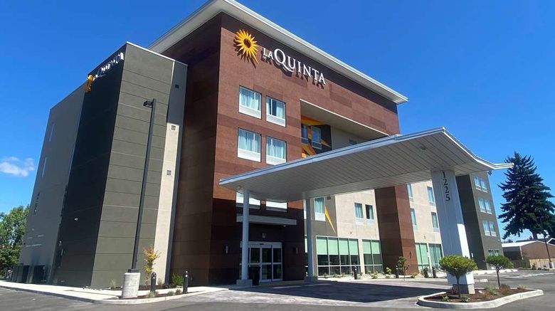 <b>La Quinta Inn & Suites by Wyndham Exterior</b>. Images powered by <a href="https://iceportal.shijigroup.com/" title="IcePortal" target="_blank">IcePortal</a>.