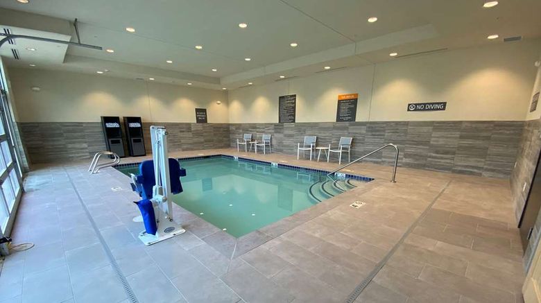 <b>La Quinta Inn & Suites by Wyndham Pool</b>. Images powered by <a href="https://iceportal.shijigroup.com/" title="IcePortal" target="_blank">IcePortal</a>.