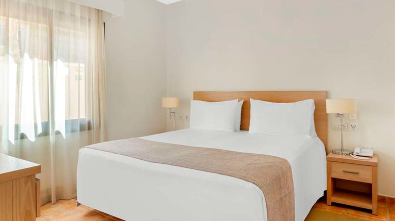 <b>Royal Sunset Beach Club Room</b>. Images powered by <a href="https://iceportal.shijigroup.com/" title="IcePortal" target="_blank">IcePortal</a>.