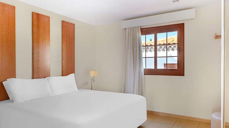 <b>Royal Tenerife Country Club Room</b>. Images powered by <a href="https://iceportal.shijigroup.com/" title="IcePortal" target="_blank">IcePortal</a>.