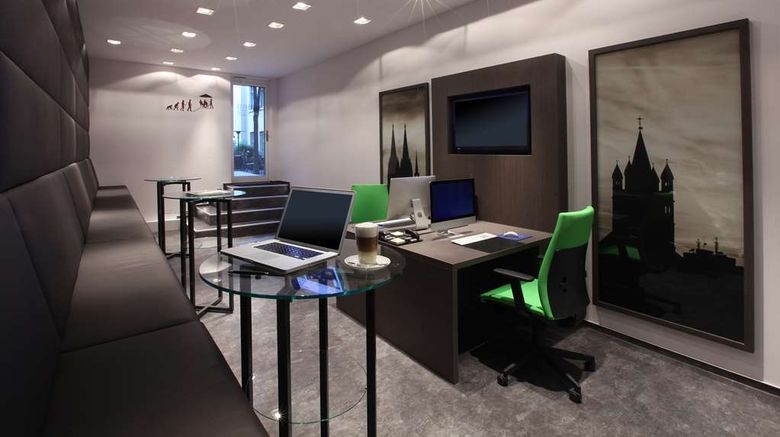 <b>Lindner Hotel Cologne City Plaza Pool</b>. Images powered by <a href="https://iceportal.shijigroup.com/" title="IcePortal" target="_blank">IcePortal</a>.