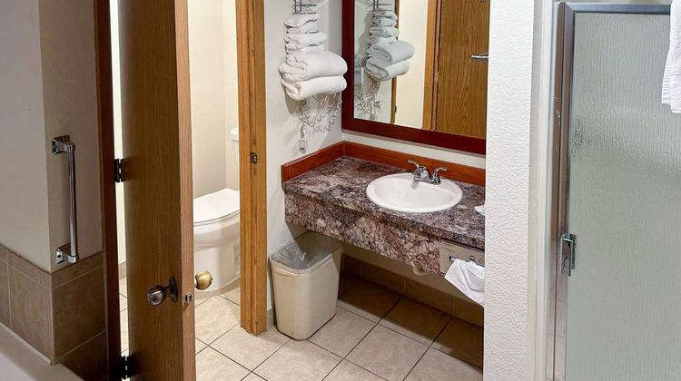 Econo Lodge Seattle North/Edmonds Suite