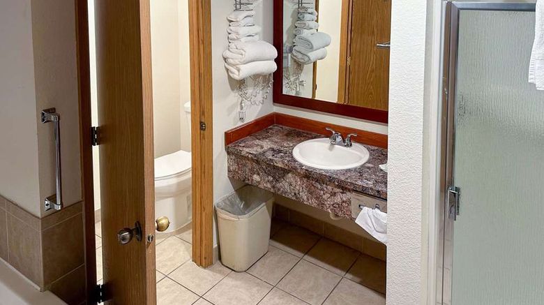 <b>Econo Lodge Seattle North/Edmonds Suite</b>. Images powered by <a href="https://iceportal.shijigroup.com/" title="IcePortal" target="_blank">IcePortal</a>.
