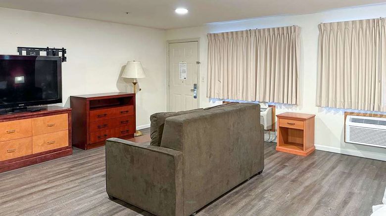 <b>Econo Lodge Seattle North/Edmonds Suite</b>. Images powered by <a href="https://iceportal.shijigroup.com/" title="IcePortal" target="_blank">IcePortal</a>.