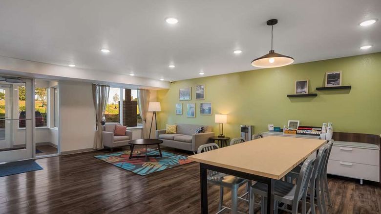 <b>WoodSpring Sts Milwaukee-Menomonee Falls Lobby</b>. Images powered by <a href="https://iceportal.shijigroup.com/" title="IcePortal" target="_blank">IcePortal</a>.