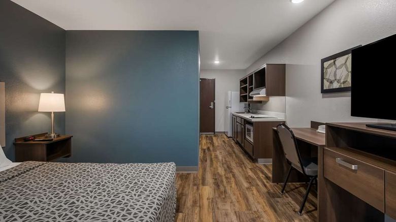 <b>WoodSpring Sts Milwaukee-Menomonee Falls Room</b>. Images powered by <a href="https://iceportal.shijigroup.com/" title="IcePortal" target="_blank">IcePortal</a>.