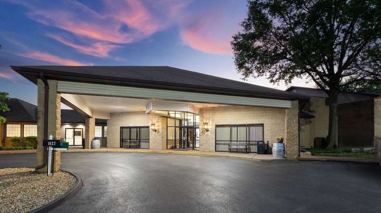 Baymont Inn & Suites Exterior