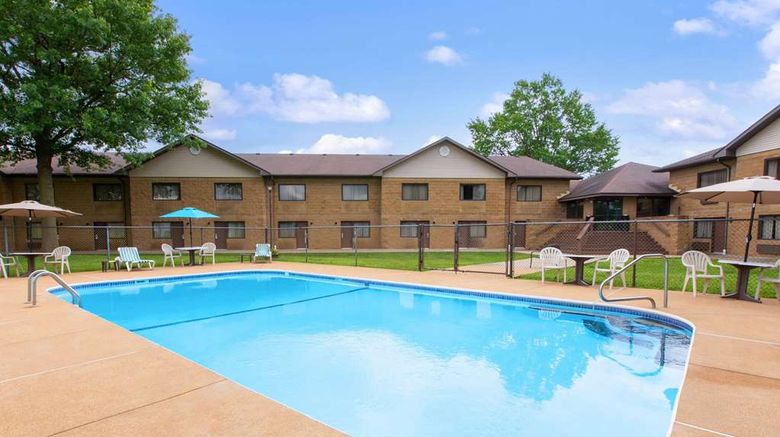 <b>Baymont Inn & Suites Pool</b>. Images powered by <a href="https://iceportal.shijigroup.com/" title="IcePortal" target="_blank">IcePortal</a>.