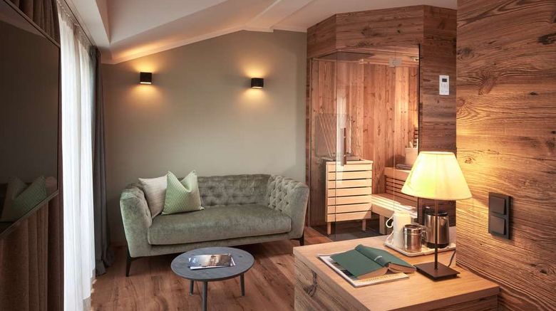 <b>Romantik Hotel Zell am See Suite</b>. Images powered by <a href="https://iceportal.shijigroup.com/" title="IcePortal" target="_blank">IcePortal</a>.