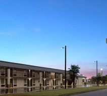 Super 8 by Wyndham Perry Exterior
