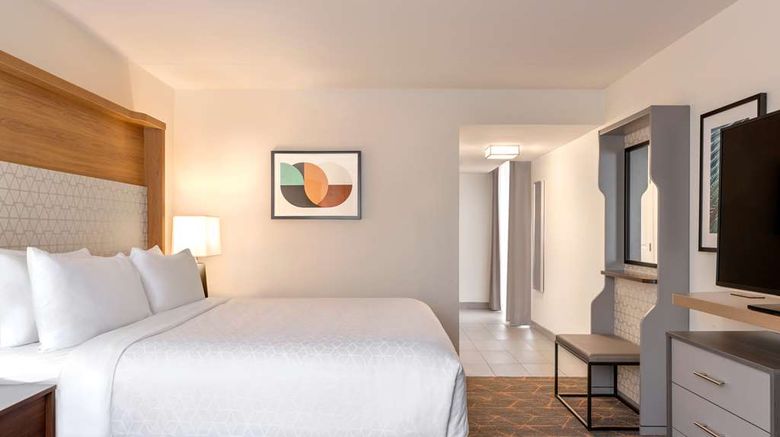 <b>DoubleTree by Hilton Fort Worth South Room</b>. Images powered by <a href="https://iceportal.shijigroup.com/" title="IcePortal" target="_blank">IcePortal</a>.