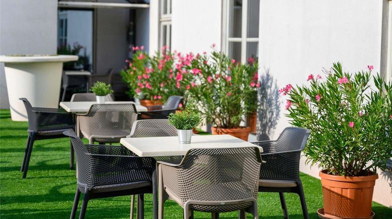 <b>Mercure Magyar Kiraly Hotel Exterior</b>. Images powered by <a href="https://iceportal.shijigroup.com/" title="IcePortal" target="_blank">IcePortal</a>.