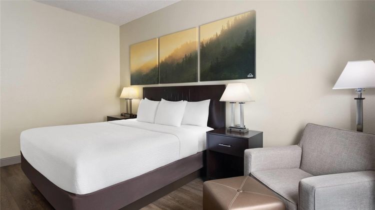 Days Inn by Wyndham Penn State Room