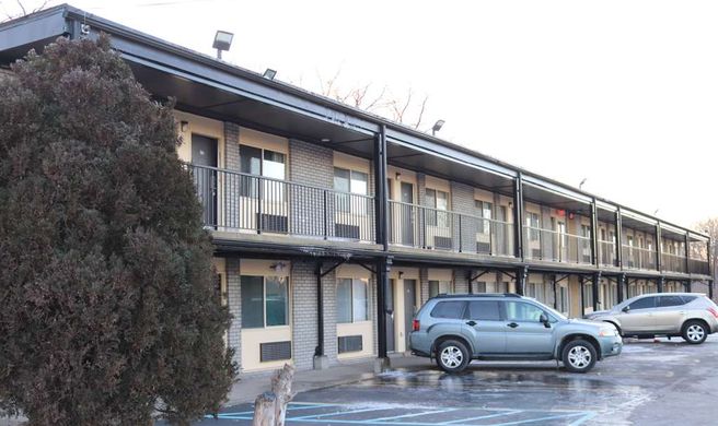 Travelodge by Wyndham Livonia-Detroit Exterior
