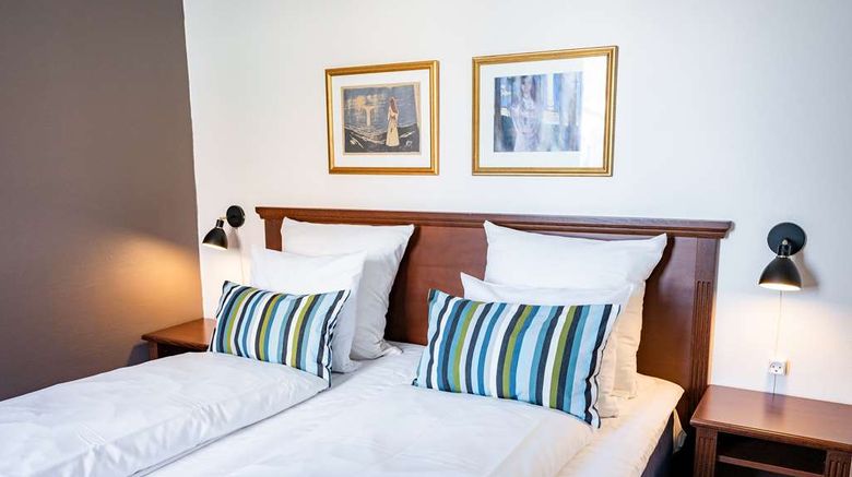 <b>Phonix Hotel Room</b>. Images powered by <a href="https://iceportal.shijigroup.com/" title="IcePortal" target="_blank">IcePortal</a>.