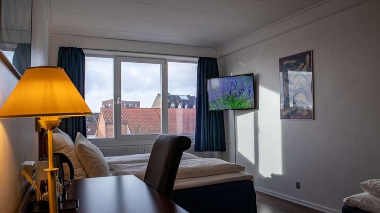 <b>Phonix Hotel Room</b>. Images powered by <a href="https://iceportal.shijigroup.com/" title="IcePortal" target="_blank">IcePortal</a>.