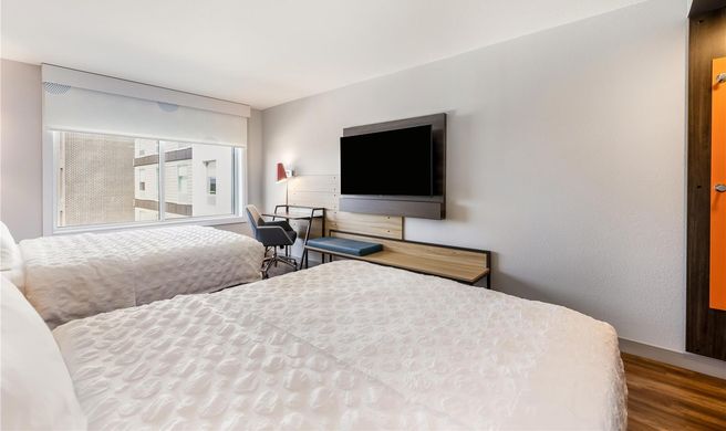 Tru by Hilton Madison East Room