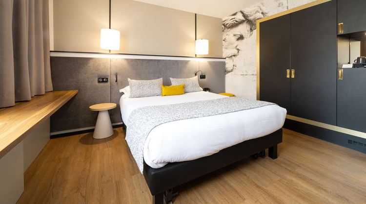 Le Roosevelt Hotel Room