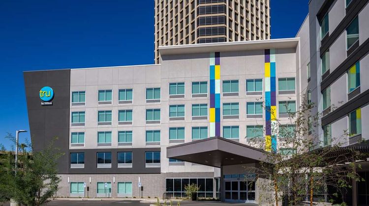 Tru by Hilton Phoenix Midtown Exterior