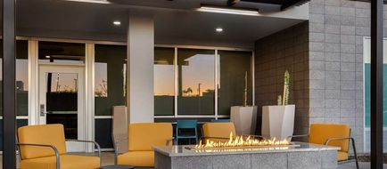 Tru by Hilton Phoenix Midtown Exterior
