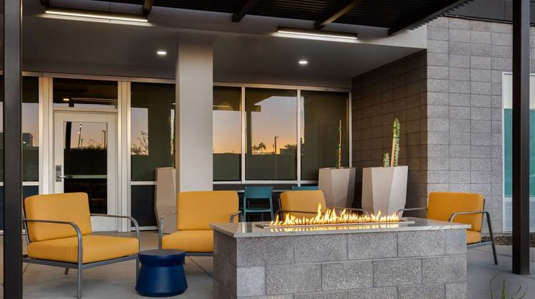 Tru by Hilton Phoenix Midtown Exterior