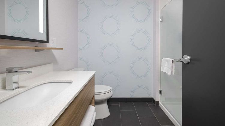 Tru by Hilton Phoenix Midtown Room