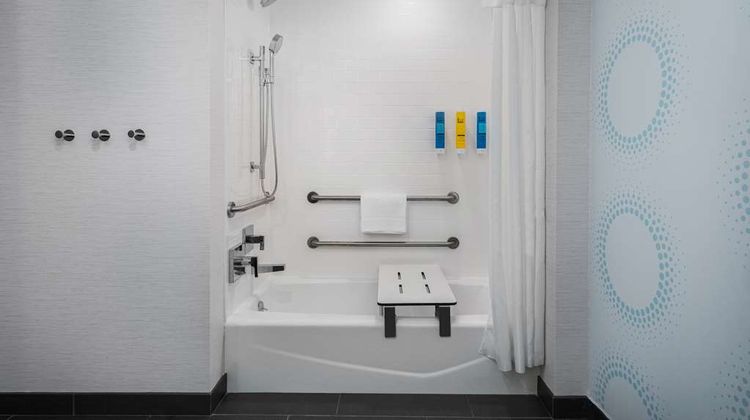 Tru by Hilton Phoenix Midtown Room