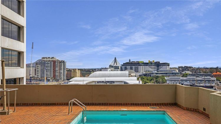 Metro Apartments On King Pool