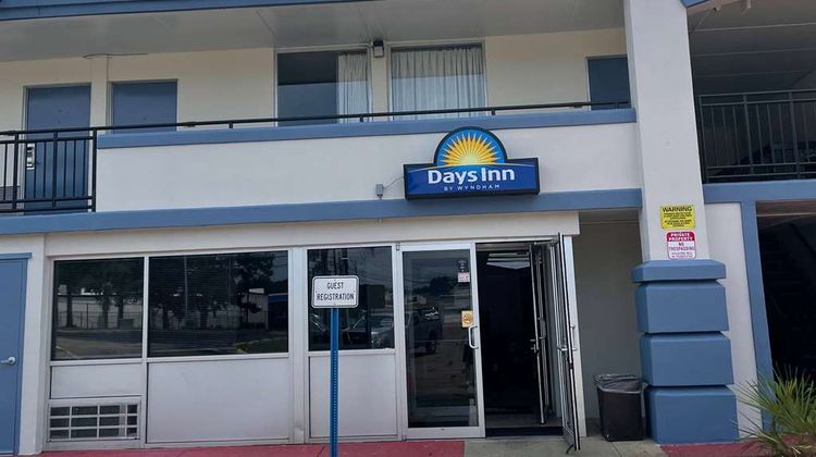 Days Inn by Wyndham Montgomery Exterior