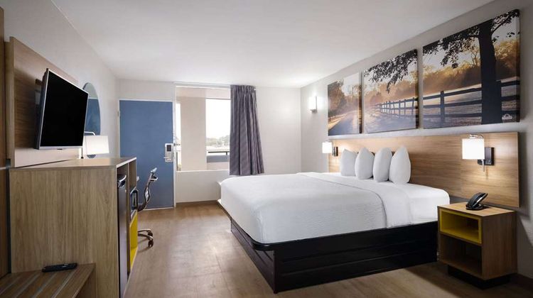 Days Inn by Wyndham Montgomery Room